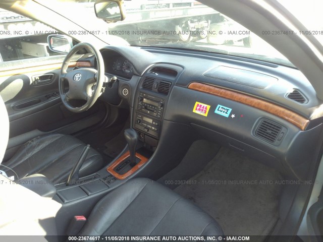 2T1CF28P62C594689 - 2002 TOYOTA CAMRY SOLARA SE/SLE ვერცხლისფერი ფოტო 5