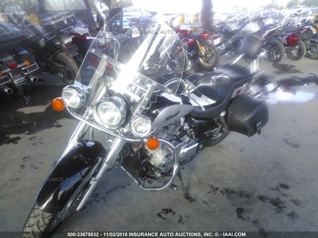 JH2RC50354M000491 - 2004 HONDA VT750 CA SILVER photo 2