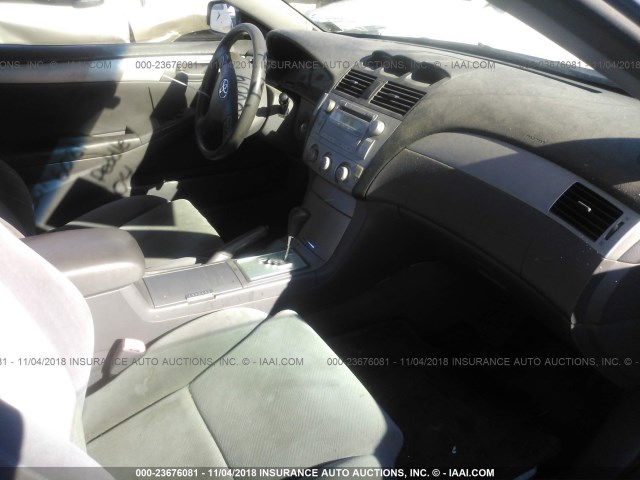 4T1CA38P44U008402 - 2004 TOYOTA CAMRY SOLARA SE/SLE ლურჯი ფოტო 5