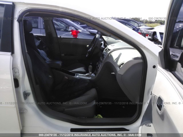 1G1ZH57B88F204535 - 2008 CHEVROLET MALIBU 1LT WHITE photo 5