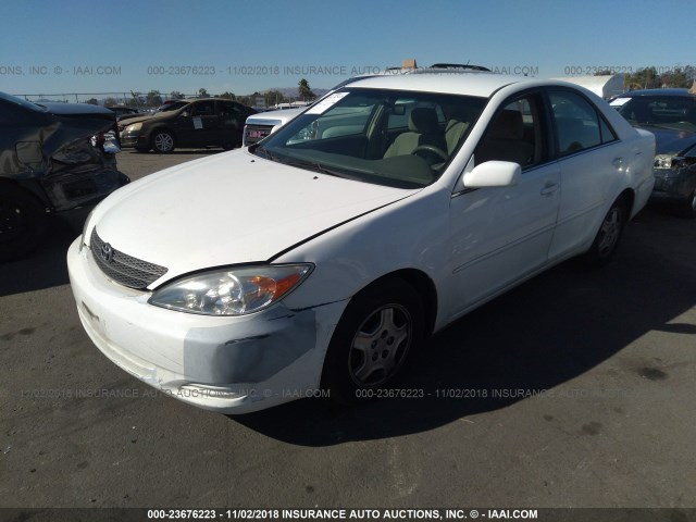 4T1BF32K42U031136 - 2002 TOYOTA CAMRY LE/XLE/SE WHITE photo 2