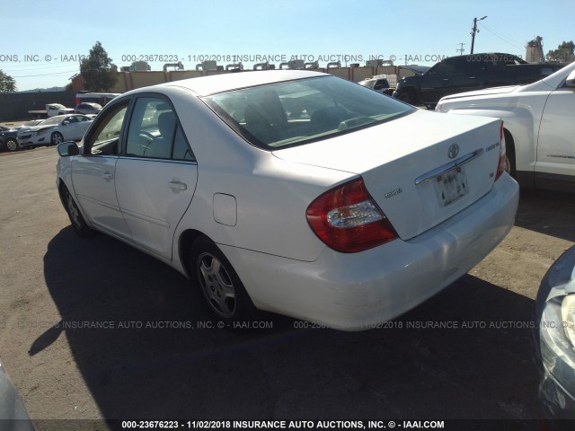 4T1BF32K42U031136 - 2002 TOYOTA CAMRY LE/XLE/SE WHITE photo 3