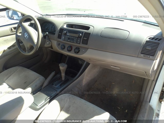 4T1BF32K42U031136 - 2002 TOYOTA CAMRY LE/XLE/SE WHITE photo 5