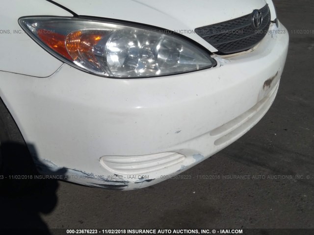 4T1BF32K42U031136 - 2002 TOYOTA CAMRY LE/XLE/SE WHITE photo 6