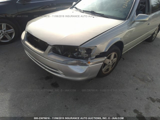 JT2BF22K010293068 - 2001 TOYOTA CAMRY CE/LE/XLE 银色 照片 6
