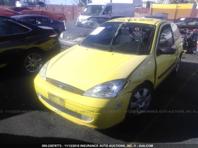 3FAFP31302R219517 - 2002 FORD FOCUS ZX3 YELLOW photo 2
