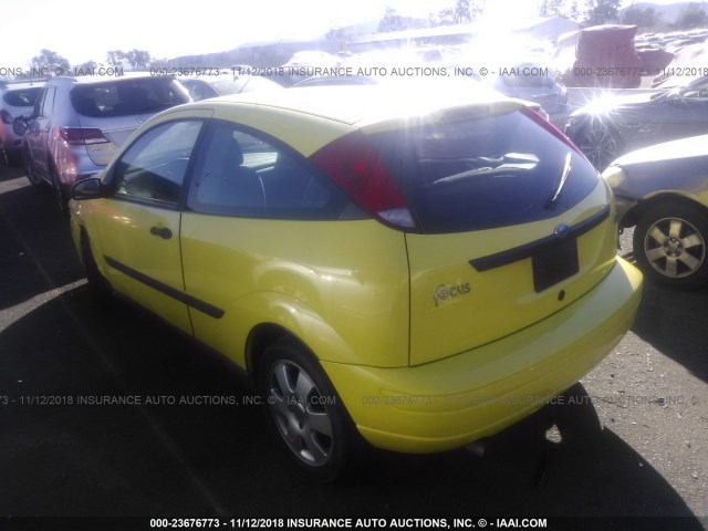 3FAFP31302R219517 - 2002 FORD FOCUS ZX3 YELLOW photo 3