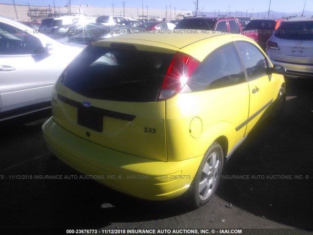 3FAFP31302R219517 - 2002 FORD FOCUS ZX3 YELLOW photo 4