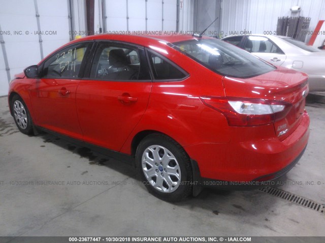 1FAHP3F25CL140448 - 2012 FORD FOCUS RED photo 3