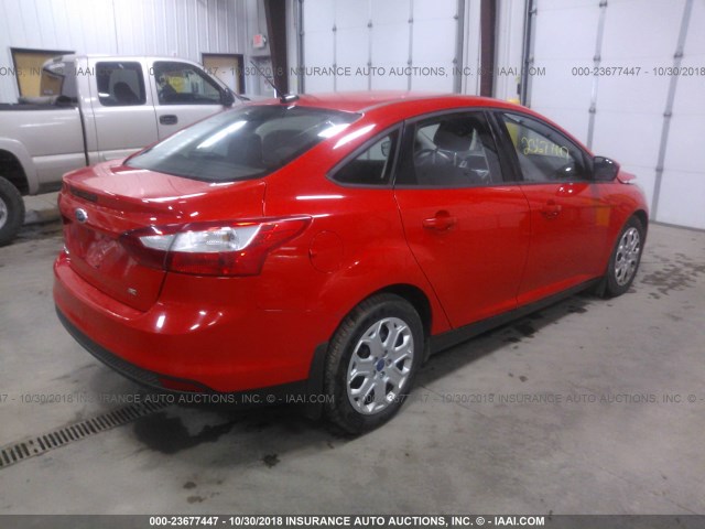 1FAHP3F25CL140448 - 2012 FORD FOCUS RED photo 4
