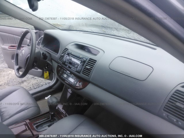4T1BF30K25U613159 - 2005 TOYOTA CAMRY LE/XLE/SE GRAY photo 5