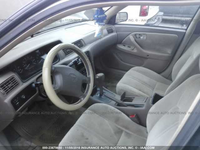 4T1BG22K1WU345369 - 1998 TOYOTA CAMRY CE/LE/XLE 棕色 照片 5