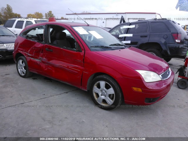 3FAFP31N45R131611 - 2005 FORD FOCUS ZX3 RED photo 1
