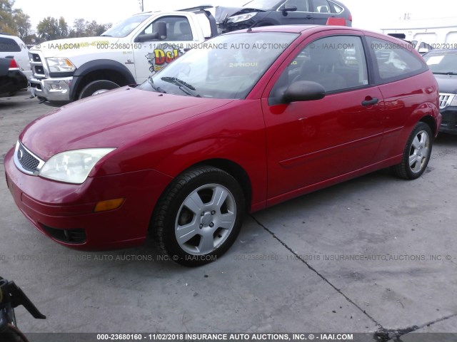 3FAFP31N45R131611 - 2005 FORD FOCUS ZX3 RED photo 2