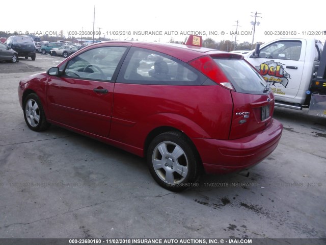 3FAFP31N45R131611 - 2005 FORD FOCUS ZX3 RED photo 3