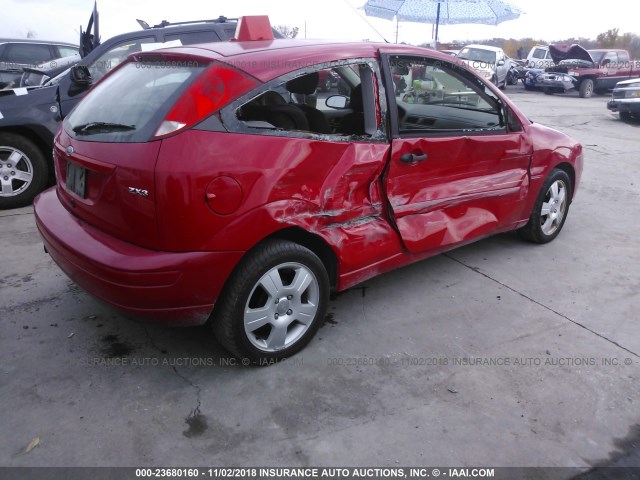 3FAFP31N45R131611 - 2005 FORD FOCUS ZX3 RED photo 4