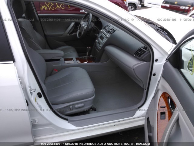 4T4BE46K39R066379 - 2009 TOYOTA CAMRY SE/LE/XLE WHITE photo 5