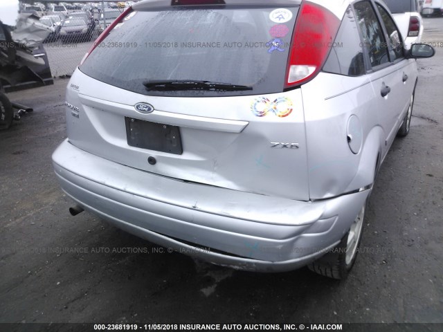 1FAHP37NX6W169214 - 2006 FORD FOCUS ZX5 SILVER photo 6