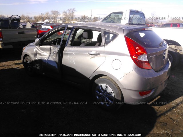 KMHCT5AE5HU363521 - 2017 HYUNDAI ACCENT SE GRAY photo 3