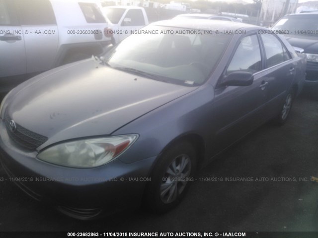 4T1BF32K24U568252 - 2004 TOYOTA CAMRY LE/XLE/SE GRAY photo 2