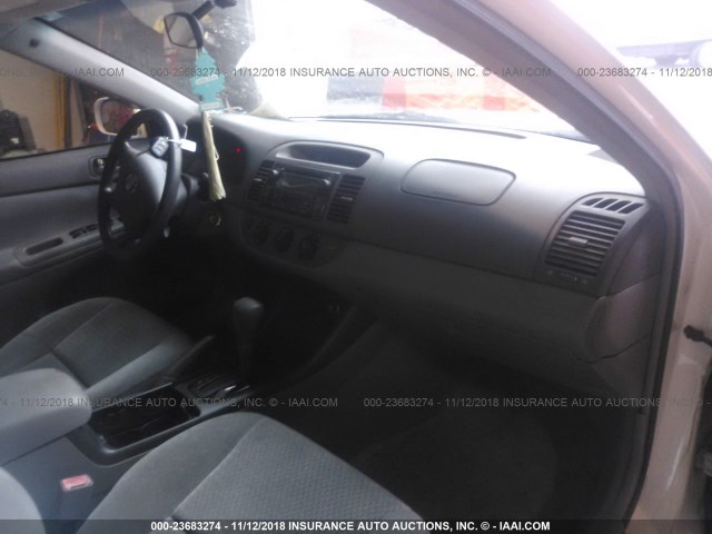 4T1BF32K82U009298 - 2002 TOYOTA CAMRY LE/XLE/SE WHITE photo 5