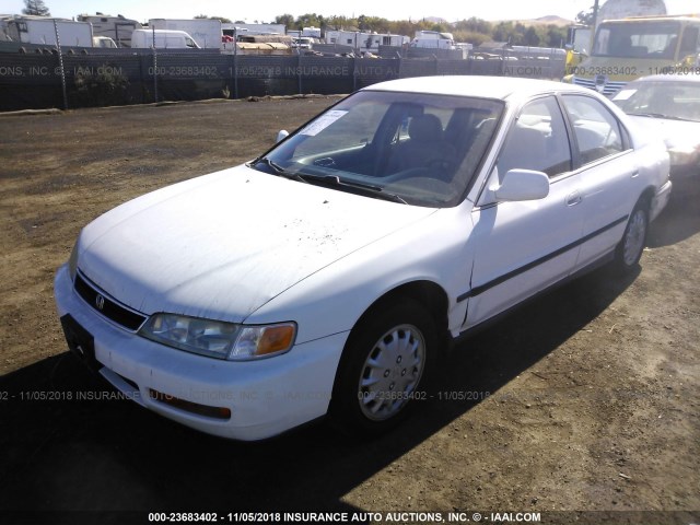 1HGCD563XVA213251 - 1997 HONDA ACCORD LX/EX WHITE photo 2