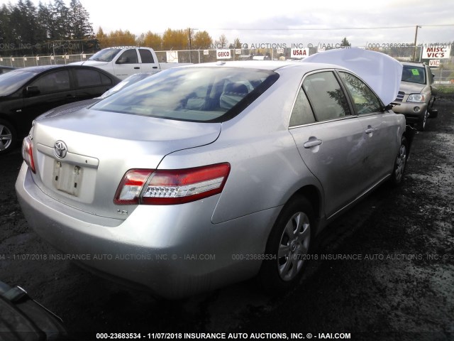 4T4BF3EK8BR159963 - 2011 TOYOTA CAMRY SE/LE/XLE ვერცხლისფერი ფოტო 4