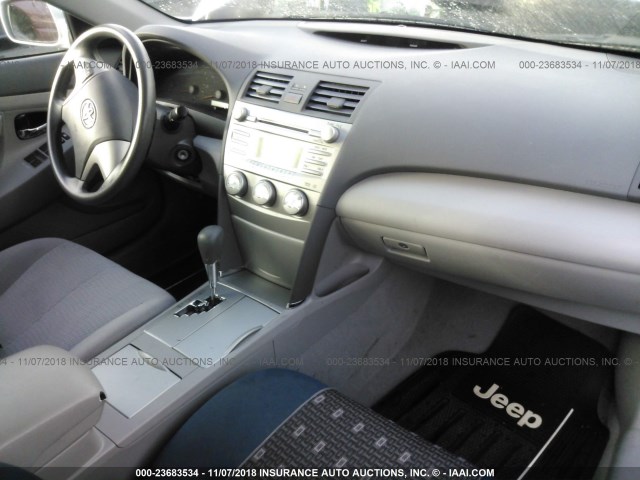 4T4BF3EK8BR159963 - 2011 TOYOTA CAMRY SE/LE/XLE ვერცხლისფერი ფოტო 5