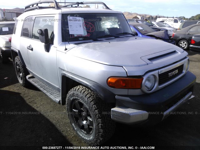 JTEZU11F970005420 - 2007 TOYOTA FJ CRUISER SILVER photo 1