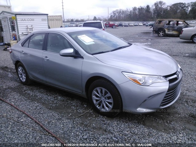 4T1BF1FKXHU663288 - 2017 TOYOTA CAMRY LE/XLE/SE/XSE 银色 照片 1