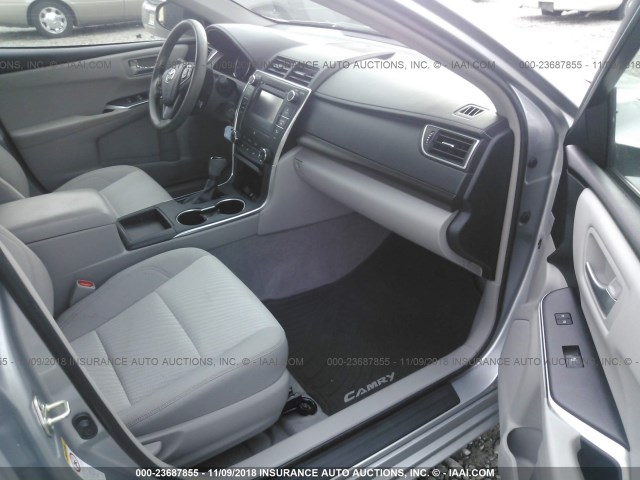 4T1BF1FKXHU663288 - 2017 TOYOTA CAMRY LE/XLE/SE/XSE 银色 照片 5