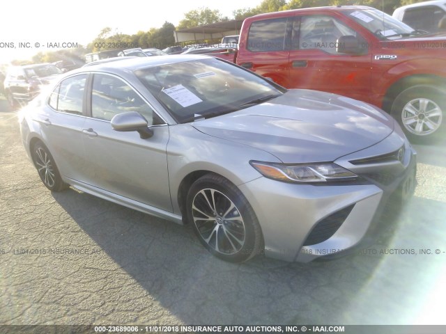 4T1B11HK5JU072951 - 2018 TOYOTA CAMRY L/LE/XLE/SE/XSE GRAY photo 1