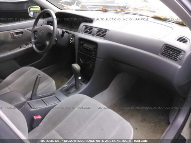 4T1BG22K31U026497 - 2001 TOYOTA CAMRY CE/LE/XLE 灰色 照片 5