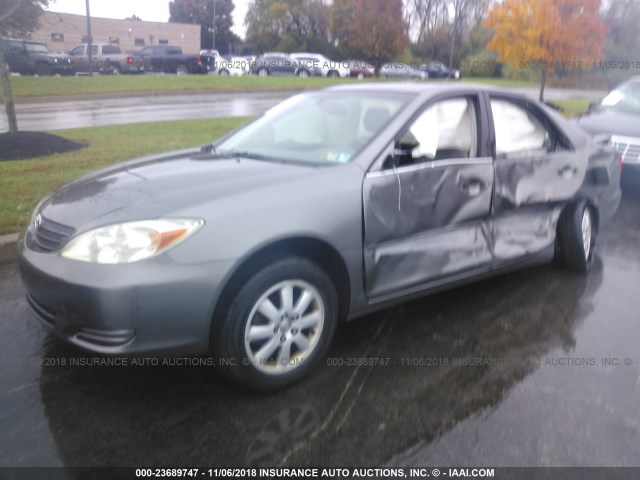 JTDBE30K120126125 - 2002 TOYOTA CAMRY LE/XLE/SE GRAY photo 2