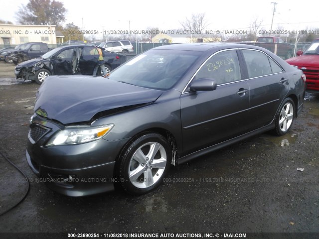 4T1BF3EK5BU123562 - 2011 TOYOTA CAMRY SE/LE/XLE GRAY photo 2