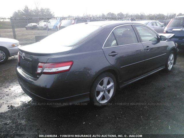 4T1BF3EK5BU123562 - 2011 TOYOTA CAMRY SE/LE/XLE GRAY photo 4