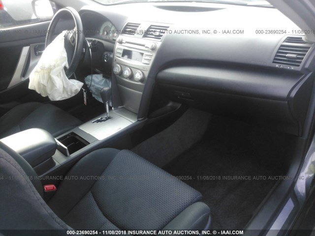 4T1BF3EK5BU123562 - 2011 TOYOTA CAMRY SE/LE/XLE GRAY photo 5