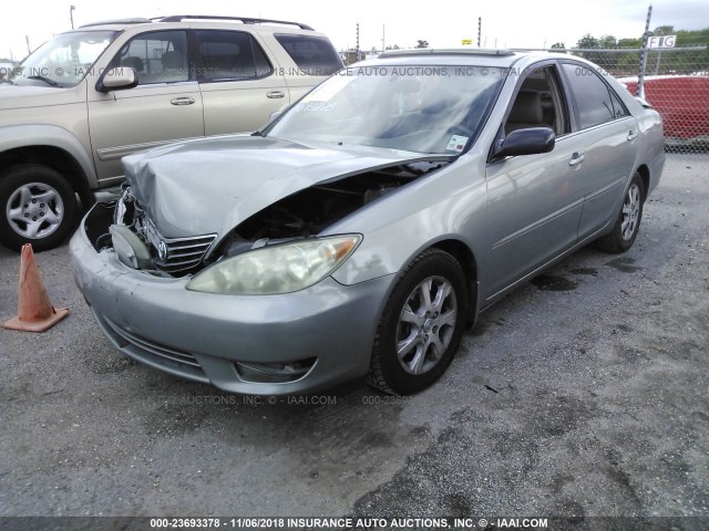 4T1BF30K05U613757 - 2005 TOYOTA CAMRY LE/XLE/SE GRAY photo 2
