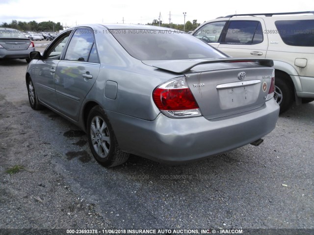 4T1BF30K05U613757 - 2005 TOYOTA CAMRY LE/XLE/SE GRAY photo 3