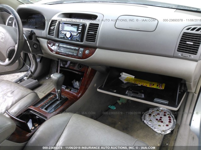 4T1BF30K05U613757 - 2005 TOYOTA CAMRY LE/XLE/SE GRAY photo 5