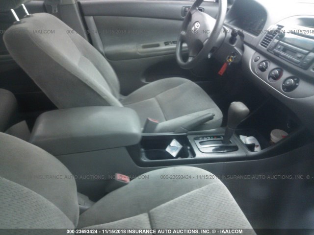 4T1BE32K52U602474 - 2002 TOYOTA CAMRY LE/XLE/SE SILVER photo 5