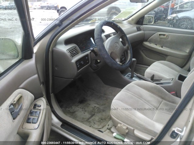 4T1BG22K2WU214015 - 1998 TOYOTA CAMRY CE/LE/XLE 金色 照片 5