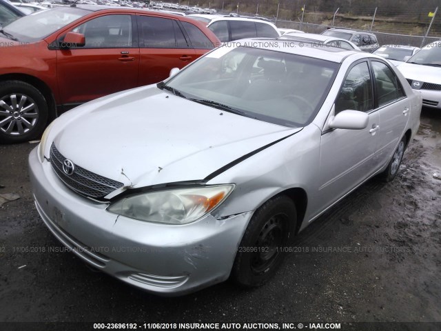 4T1BE32KX3U253975 - 2003 TOYOTA CAMRY LE/XLE/SE SILVER photo 2
