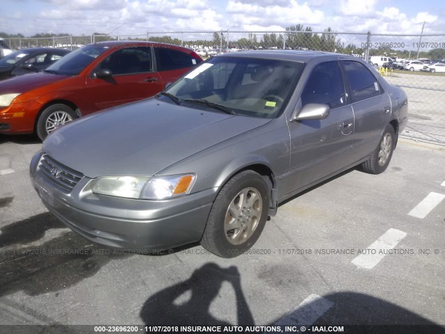 JT2BF28K1X0181900 - 1999 TOYOTA CAMRY LE/XLE BEIGE photo 2