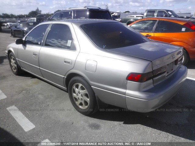 JT2BF28K1X0181900 - 1999 TOYOTA CAMRY LE/XLE BEIGE photo 3
