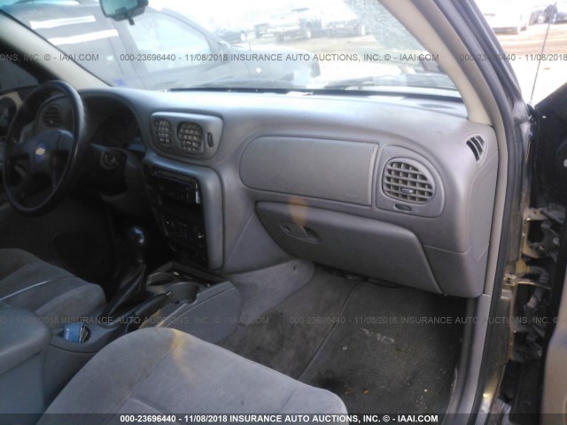 1GNDT13S652311334 - 2005 CHEVROLET TRAILBLAZER LS/LT GRAY photo 5