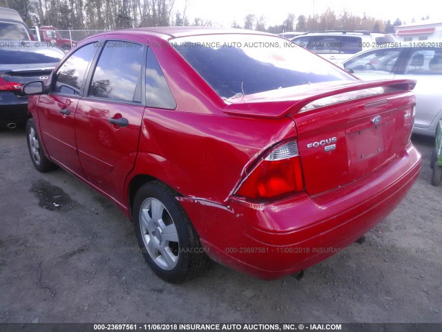 1FAFP34N85W161395 - 2005 FORD FOCUS ZX4 RED photo 3