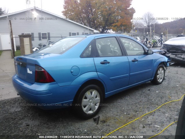 1FAHP34NX7W170742 - 2007 FORD FOCUS ZX4/S/SE/SES ლურჯი ფოტო 4
