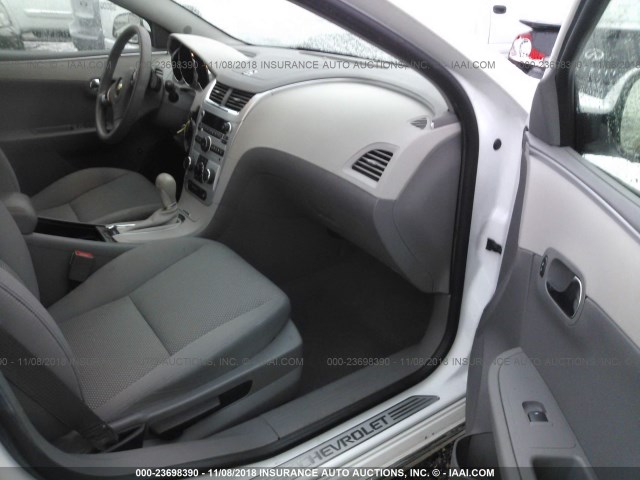 1G1ZC5EB0A4131809 - 2010 CHEVROLET MALIBU 1LT WHITE photo 5