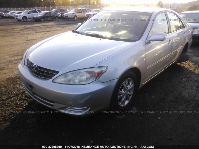 4T1BF32K04U587723 - 2004 TOYOTA CAMRY LE/XLE/SE SILVER photo 2